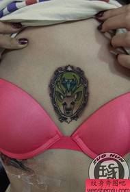 skönhet bröst spegel rådjur med diamant tatuering mönster