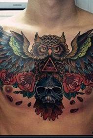 disegno frontale del tatuaggio del gufo della nuova scuola sul petto dell'uomo