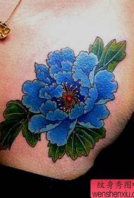 Tetoválás: mellkasi kék bazsarózsa tetoválás mintás kép