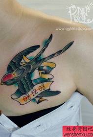 девојке предњих груди популарни прелепи узорак тетоважа ластавица