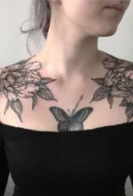 9 per le opere di tatuaggi floreali sulle spalle in coppia per ragazze