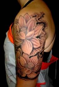 Pola tato Lotus ing pundhak coklat wanita