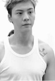 Foto tatuaggio Chen Weijun figura spalla tatuaggio stella corona nera