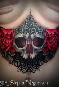 női mellkas színű koponya bazsarózsa tetoválás kép