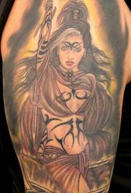 olkapää nainen soturi tatuointi malli