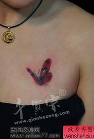 kecantikan payudara pola tato kupu-kupu yang indah