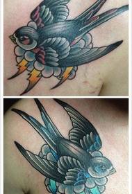 男性的胸部流行流行的燕子紋身圖案