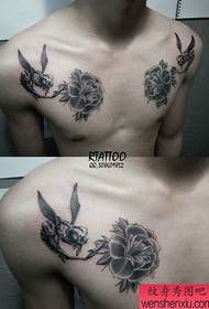 vakomana chest chest pop nyuchi uye rose tattoo maitiro