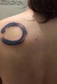 ragazze sulle spalle posteriori Linee astratte spinose nere inchiostro immagine geometrica rotonda del tatuaggio