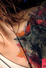 Tatuaje creative de lup de femei pentru piept