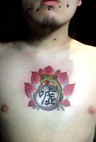 due aghi e tre gusti di tatuaggi sul petto