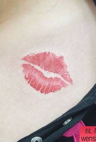 шарени узорак тетоваже са усана на грудима девојке