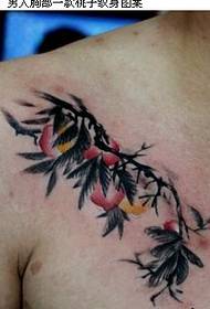 muž hrudník pouze obrázek krásné broskvové tetování