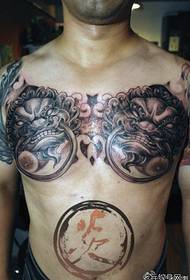 klatka piersiowa mężczyzny jest bardzo fajnym wzorem tatuażu na głowie zwierzęcej