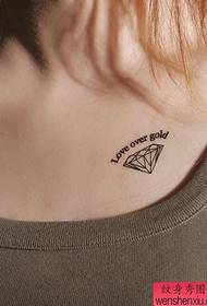 modeli i tatuazhit me letra diamanti clavicle