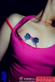 美的小而流行的蝴蝶結紋身圖案