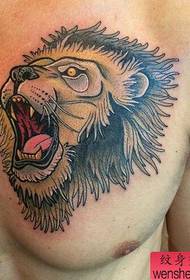 la figura del tatuaggio ha raccomandato che un tatuaggio del leone sul petto funzioni