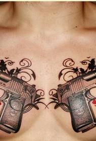 个性时尚男人前胸超帅的手枪纹身图案图片
