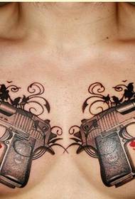 persoonlijkheid mode man borst vooraan super knap pistool tattoo patroon foto