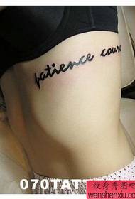 piccoli tatuaggi di alfabeto inglese sul petto freschi
