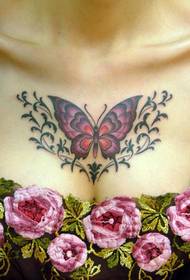 Tatuaggi rosa eleganti sul petto