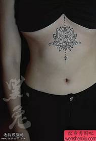 la figura del tatuaggio ha raccomandato il tatuaggio di una donna con ventaglio di fiori