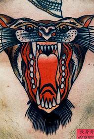 práce na tetování hrudníku tygra