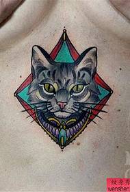 kolor tatuażu kota w klatce piersiowej