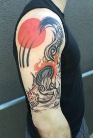 rameno veľkolepé líška a červené tetovanie na slnku