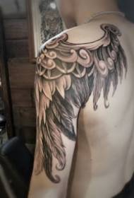 Yon zepòl nan zanno Nwa Tattoo Travay atistik la