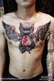 Man se borskas is baie aantreklik en 'n oulike tatoo-patroon  57125 @ Anqing Huangyan art tattoo show bar tattoo works: Chest drop blood rose rose patroon