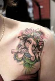 bellissimo come un tatuaggio spalla dio