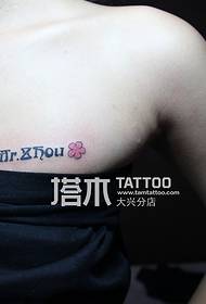 dívka hrudníku dopis tetování vzor