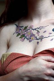 女孩前胸花與鳥紋身圖案