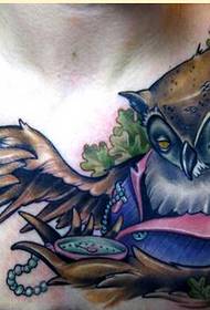 Modni uzorak tetovaže sove na slici na grudima