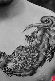 padrão de tatuagem de leão Tang no peito dianteiro
