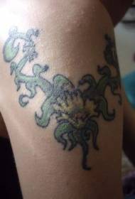 patrón de tatuaje de vides y flores de color hombro