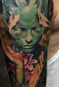 Большая цветная невероятная женщина с цветочным рисунком татуировки