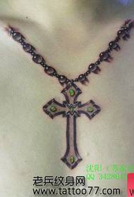mados kryžminio kryžiaus grandinės tatuiruotės modelis