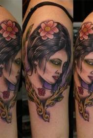Retrat de tatuatge a les dones amb estil de color nou a l'espatlla