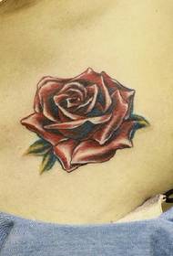 žena tetovanie vzor: farba hrudníka ružové tetovanie vzor
