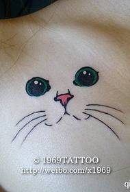A pequena tatuaxe do gatito de peito funciona