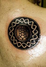 motif de tatouage logo tribal épaule noire