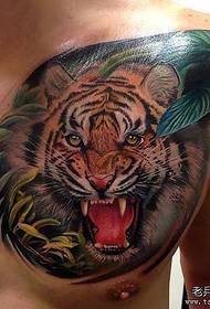 pola tato kepala harimau warna dada