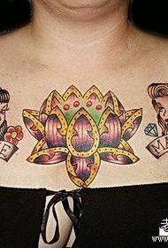 女性の前胸に人気のある古典的な蓮のタトゥーパターン