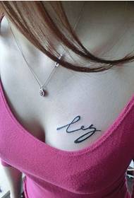 sexy froulike boarst klassike moade Ingelsk alfabet tattoo-ôfbylding