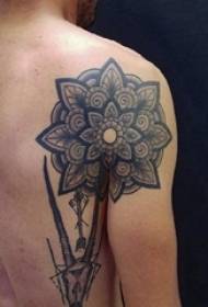 man Tara model tatuazh mashkull foto tatuazhesh mandala e zezë pas shpatullave