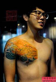 modèle de tatouage poitrine classique lever du soleil