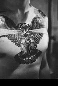 disegno del tatuaggio del gufo in stile gotico con un occhio sul petto