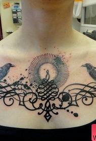 patró de tatuatge de sol d’estil especial al pit